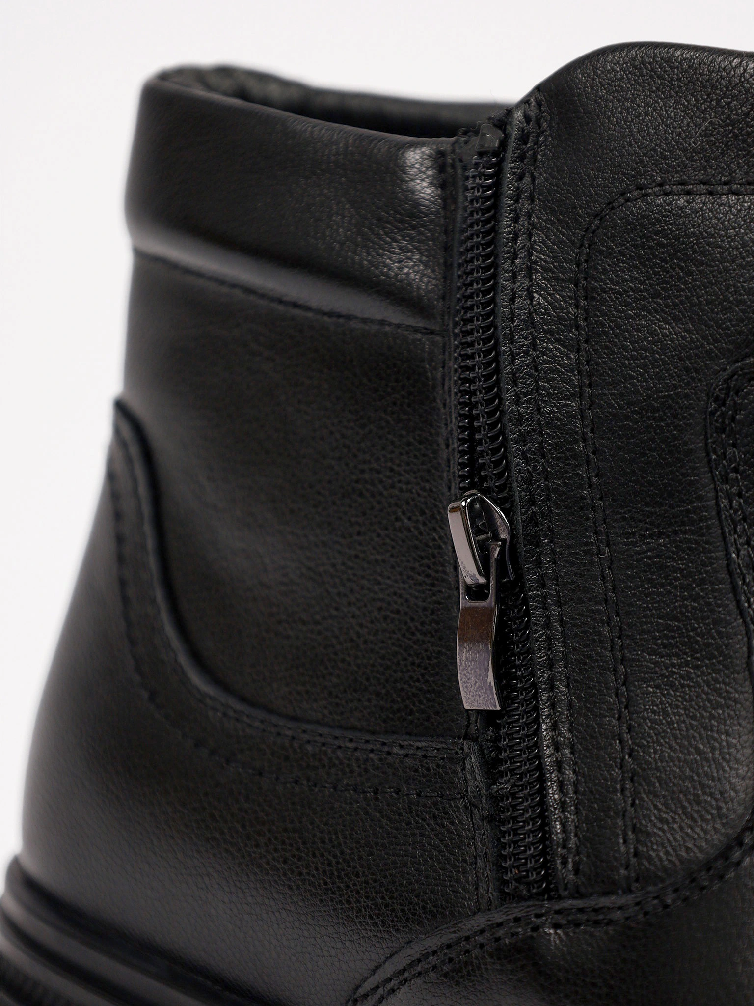 Ботинки черного цвета с двумя боковыми молниями на рельефной подошве